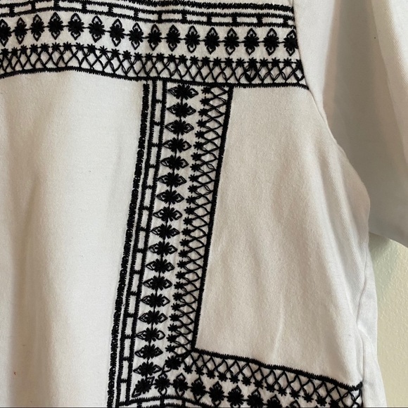 💥3/$25💥 F21 Crop T-shirtTop w/Black Embroidery - Picture 4 of 7